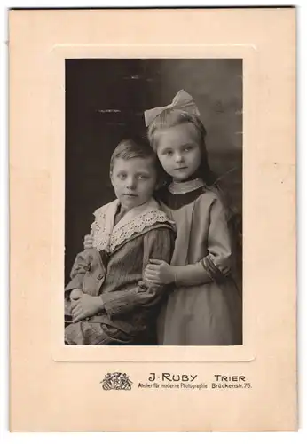 Fotografie J. Ruby, Trier, Brückenstr. 76, Kinderpaar in hübscher Kleidung