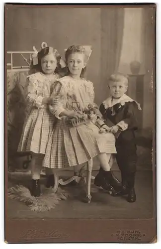 Fotografie P. Zallow, Berlin-Rixdorf, Bergstr. 140, Kleiner Junge und zwei Mädchen in modischer Kleidung