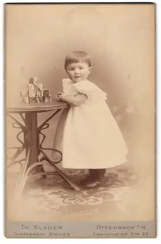 Fotografie Theodor Klauer, Offenbach a. M., Frankfurterstr. 32, Kleines Mädchen im weissen Kleid spielt mit Würfeln