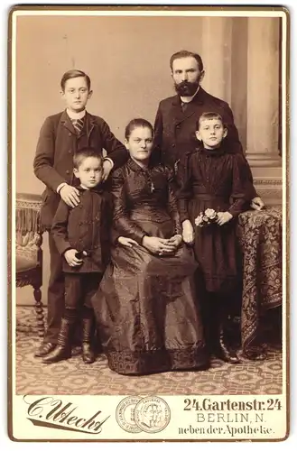 Fotografie C. Utecht, Berlin-N., Gartenstr. 24, Bürgerliches Paar mit zwei Söhnen und einer Tochter