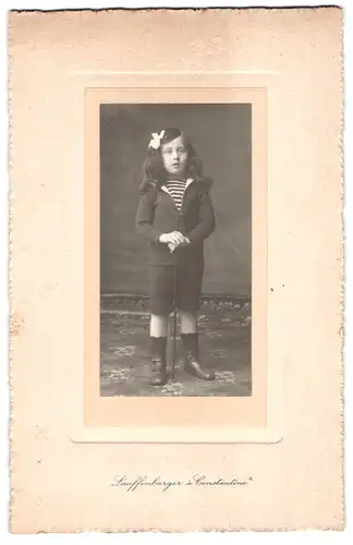 Fotografie Lauffenburger, Constantine, Kind im Matrosenanzug mit Stock