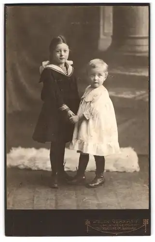 Fotografie W. Giegerich, N.-Ingelheim, Bahnhofstr., Zwei Kinder in modischer Kleidung