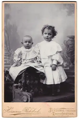 Fotografie Hermann Rohrbeck, Jüterbog, Planeberg 10, Baby im Taufkleid und Kind mit Lockenkopf im festlichen Kleid