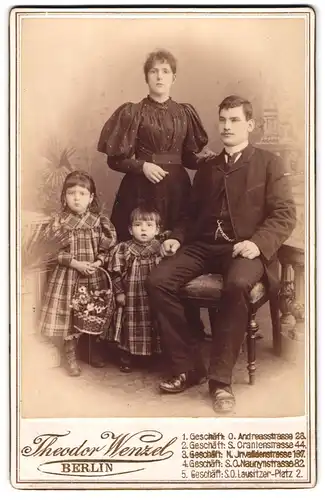 Fotografie Theodor Wenzel, Berlin, Andreasstrasse 28, Junge Familie mit zwei Kindern in karierten Kleidchen
