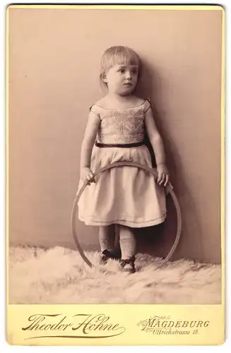 Fotografie Theodor Höhne, Magdeburg, Ullrichstrasse 18, Kleines Mädchen im ärmellosen Trägerkleid mit Spielreif