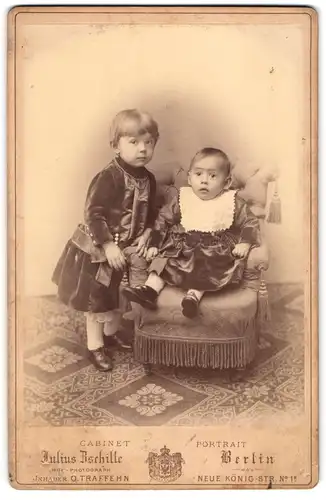 Fotografie Julius Bschille, Berlin, Neue König-Strasse 1a, Kleines Kind im Samtkleid und Kleinkind im Sessel