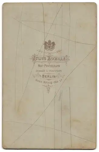 Fotografie Julius Bschille, Berlin, Neue König-Strasse 1a, Kleines Kind im Samtkleid und Kleinkind im Sessel