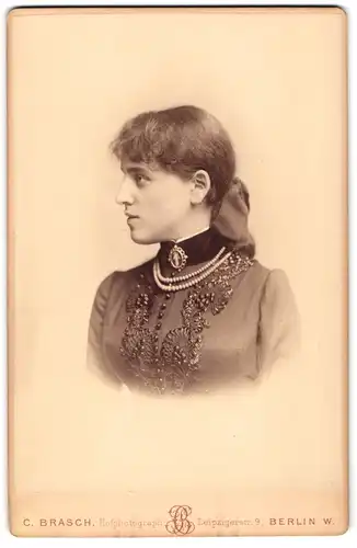Fotografie C. Brasch, Berlin W., Leipzigerstrasse 9, Seitenportrait einer jungen Frau mit doppelreihiger Perlenkette