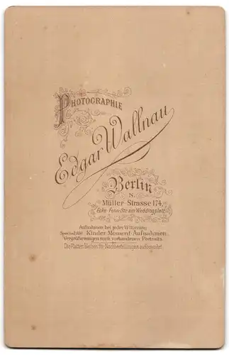 Fotografie Edgar Wallnau, Berlin N., Müller-Strasse 174, Gelockter Knabe in Matrosenanzug und Stiefeln, mit Spielreif