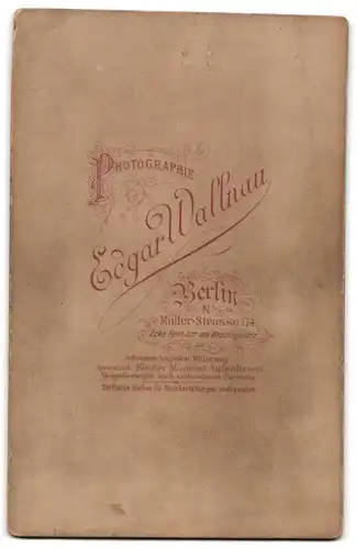 Fotografie Edgar Wallnau, Berlin N., Müller-Strasse 174, Knabe mit Kappe und Schultornister in einem Wollanzug