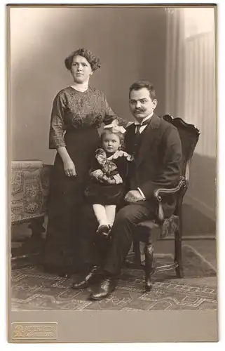 Fotografie A. Wertheim, Berlin, Oranienstrasse, Junge Familie mit kleiner Tochter im Samtkleid
