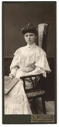 Fotografie M. Hoyer, Altenburg, Sporenstrasse 2, Junge Frau mit ernstem Blick in einem weissen Spitzenkleid