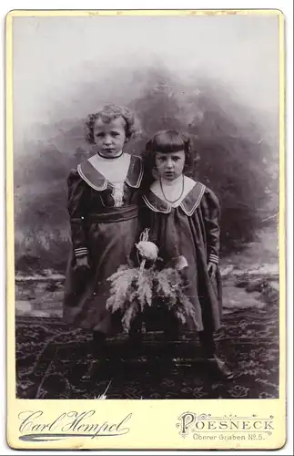 Fotografie Carl Hempel, Poesneck, Oberer Graben 5, Zwei lockige Kinder in weiten Kleidern mit Blumenkorb