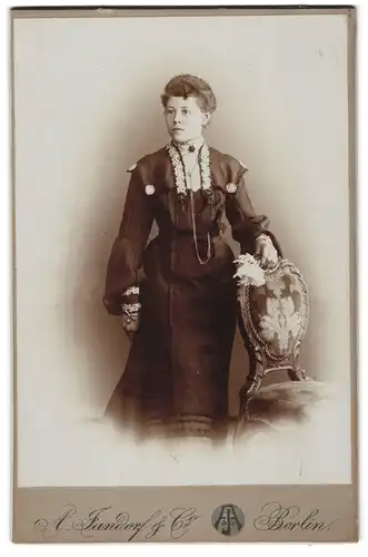 Fotografie A. Jandorf & Co., Berlin, Brunnen-Strasse 19-21, Dame in Kleid mit Spitzenbordüre