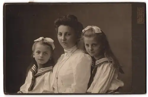 Fotografie Hahn Nachfolger, Dresden-Altstadt, Ferdinandstrasse 11, Stolze Mutter mit ihren Töchtern in Matrosenanzügen