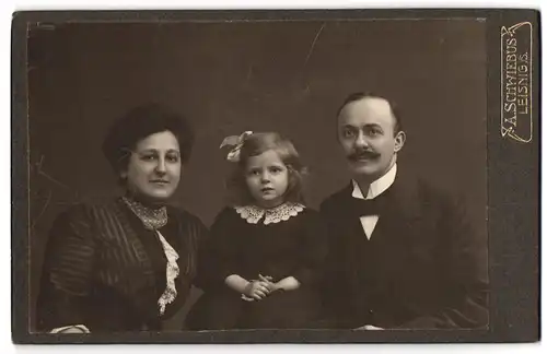 Fotografie A, Schwiebus, Leisnig, Stolzes Elternpaar mit der kleinen Tochter