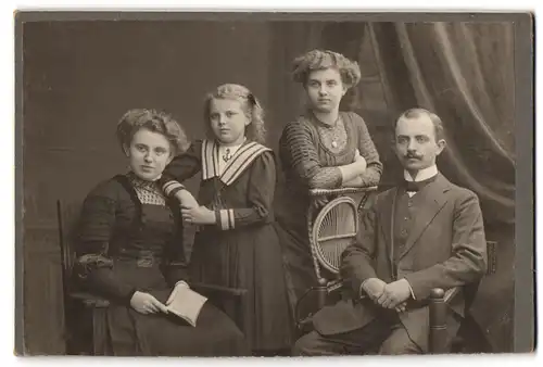 Fotografie unbekannter Fotograf und Ort, Kleine Familie mit kleinem Mädel im Matrosenhemd