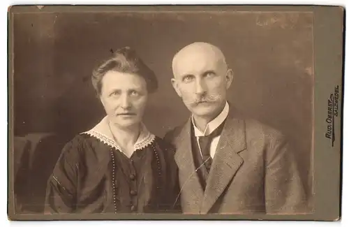 Fotografie Rud. Oberst, Salzwedel, Ehepaar im mittleren Alter fein herausgeputzt