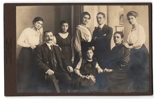 Fotografie Albert Fraatz, Darmstadt, Wilhelminenplatz 2, Gruppenaufnahme einer gutbürgerlichen Grosstfamilie