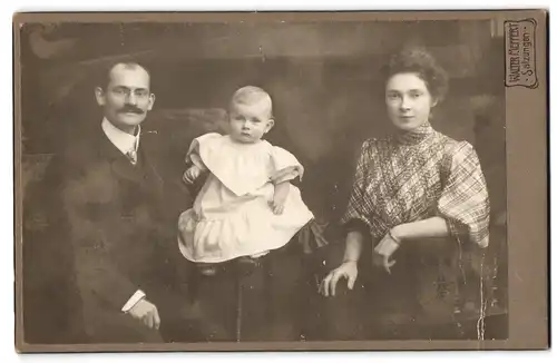 Fotografie Walter Meffert, Salzungen, Stolzes Elternpaar mit der gemeinsamen Tochter im übergrossen Kleid