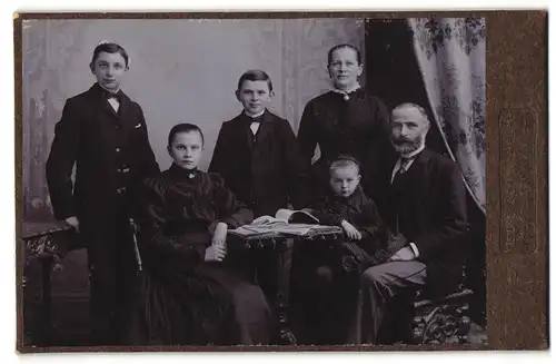 Fotografie Louis Schindhelm, Ebersbach, Gestandenes Elternpaar mit dem gemeinsamen Nachwuchs