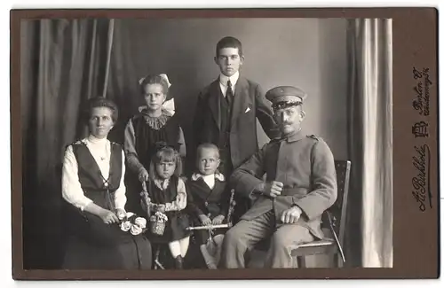 Fotografie A. Birkholz, Berlin, Weidenweg 34, Soldat in Feldgrau mit seiner gattin und dem gemeinsamen Nachwuchs