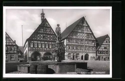 AK Dornstetten /Schwarzw., Marktplatz mit Denkmal und Fachwerkhäusern