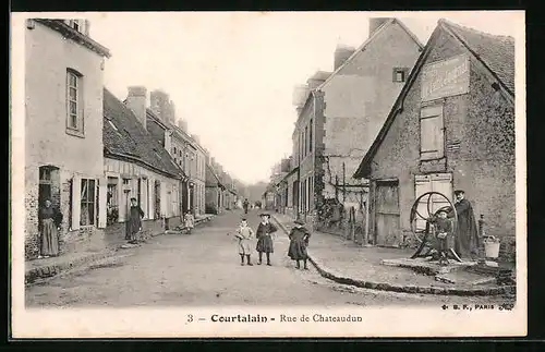 AK Courtalain, Rue de Chateaudun, Strassenpartie