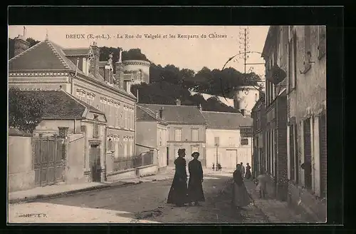 AK Dreux, La Rue du Valgelé et les Remparts du Château