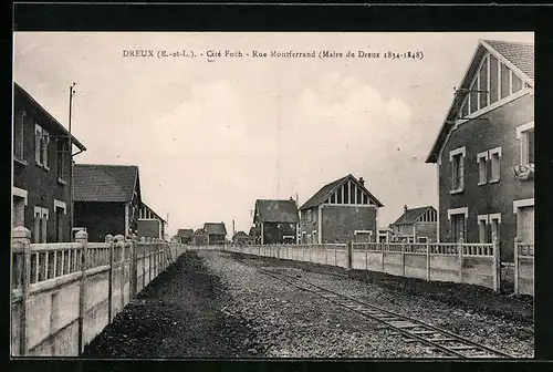 AK Dreux, Cité Foch, Rue Montferrand, Strassenpartie