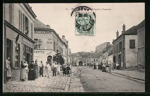 AK Dreux, Rue de Valgelé et Casernes