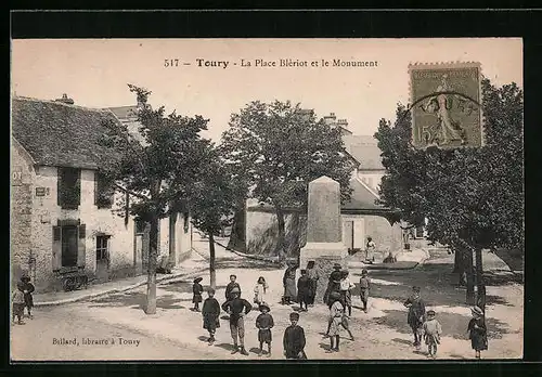 AK Toury, La Place Blèriot et le Monument