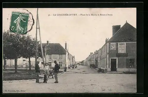 AK La Chaussée-D`Ivry, Place de la Mairie et Route d`Anet