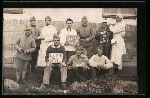 Foto-AK Soldaten und Mitarbeiter des Rotes Kreuzes