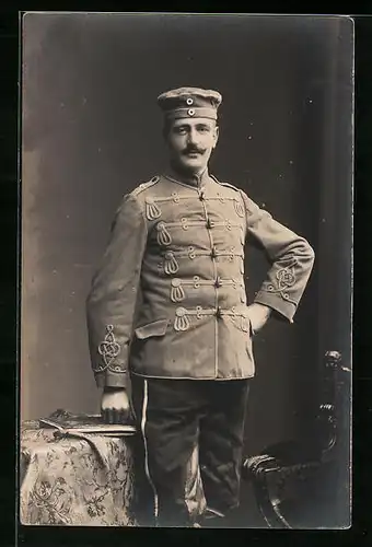 AK Uniformfoto Husar mit schirmloser Mütze