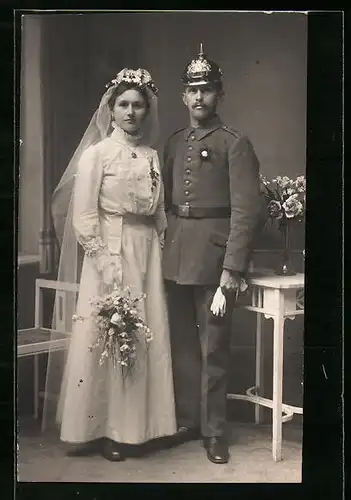 AK Uniformfoto Soldat mit bayerischer Pickelhaube, Hochzeitsfoto