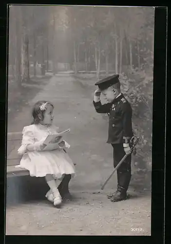 AK Kleiner Junge in Uniform mit Degen grüsst kleines Mädchen militärisch