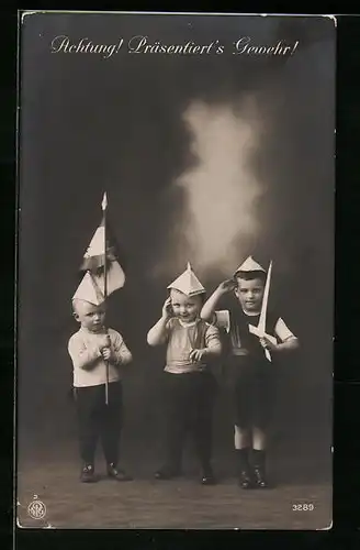 AK Kleine Jungen mit Papierhüten und Fahne grüssen - Achtung, Präsentiert`s Gewehr!