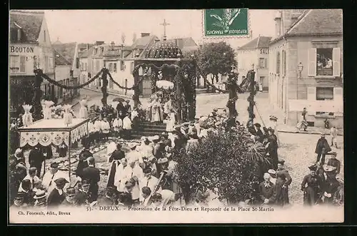 AK Dreux, Procession de la Fete-Dieu et Reposoir de la Place St-Martin