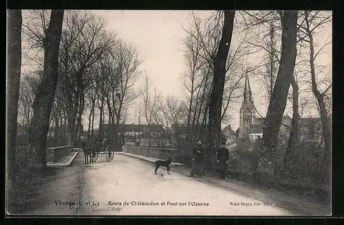 AK Yèvres, Route de Chateaudun et Pont sur l`Ozanne