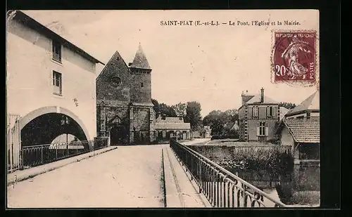 AK Saint-Piat, Le Pont, l`Eglise et la Mairie
