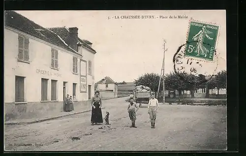 AK La Chaussée-d`Ivry, Place de la Mairie