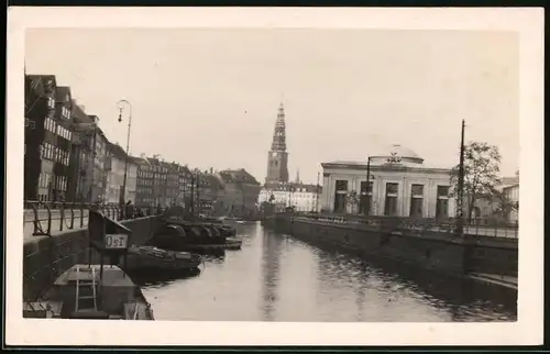 Fotografie unbekannter Fotograf, Ansicht Kopenhagen, Promenade mit Kanal & Kirchturm im Hintergrund