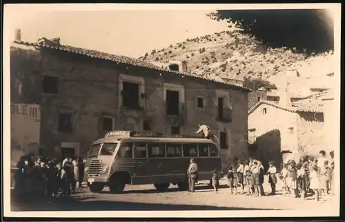 Fotografie Bus, Reisebus - Autobus, Busfahrer holt Fahrrad vom Dach