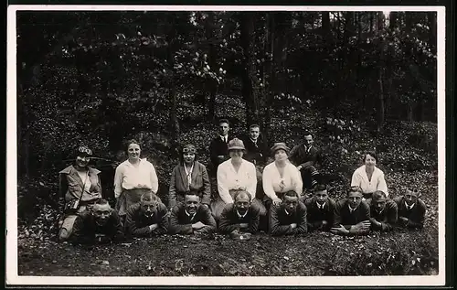 Fotografie unbekannter Fotograf, Ansicht Schlaubetal, Damen auf Herren sitzend beim Pfingstausflug 1924