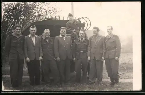 Fotografie Militär Tschechoslowakei, Soldaten und Zivilisten am Lastwagen, LKW - Muldenkipper