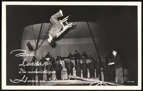 Fotografie Akrobaten Zwei Landos, die merkwürdigen Herren am Schleuderbrett, Bühnenszene mit Band
