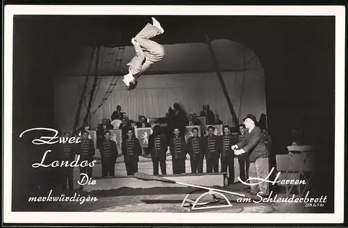 Fotografie Zwei Landos, Akrobaten-Vorstellung mit Schleuderbrett, Bühnenszene