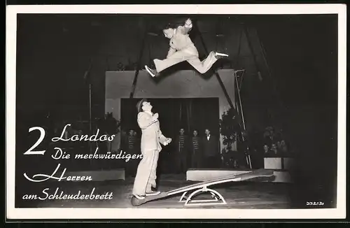 Fotografie Zwei Landos, Akrobaten während ihrer Vorstellung mit dem Schleuderbrett