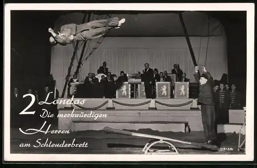 Fotografie Zwei Landos, Akrobaten Bühnenszene mit Schleuderbrett